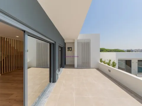 Moradia T4 Nova inserida em Condomínio fechado com piscina e ginásio - Loures