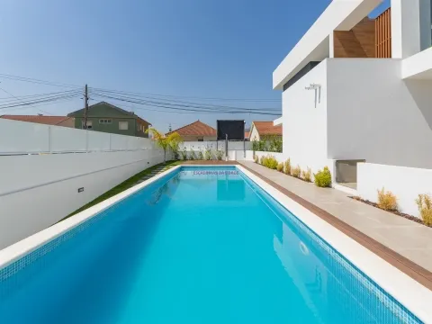 Moradia T4 Nova inserida em Condomínio fechado com piscina e ginásio - Loures