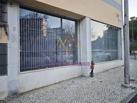 Loja para arrendamento em São Domingos Benfica