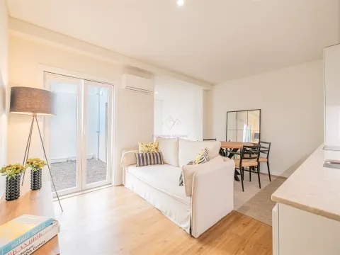 Charme et Confort : T0+1 avec 25 m² de jardin privé, à Alto de Santo Amaro, avec potentiel pour AL