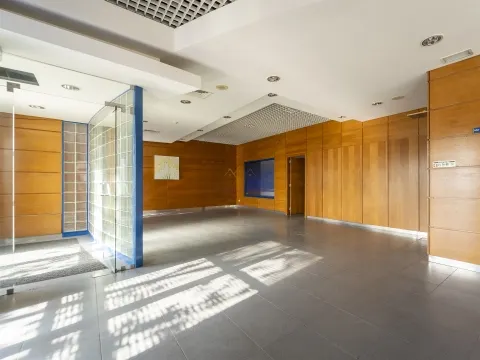 Olivais, 2 Lojas interligadas ideal para converter em habitacional