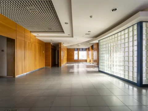 Olivais, 2 Lojas interligadas ideal para converter em habitacional