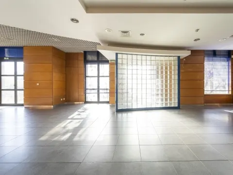 Olivais, 2 Lojas interligadas ideal para converter em habitacional