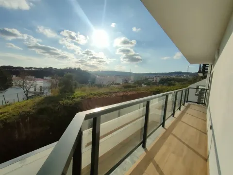 Bright 2 bedroom apartment with large balcony and 2 parking spaces, in Odivelas