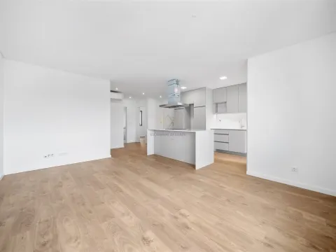 T2 com Parqueamento e Acabamentos Modernos, na Apelação, Loures