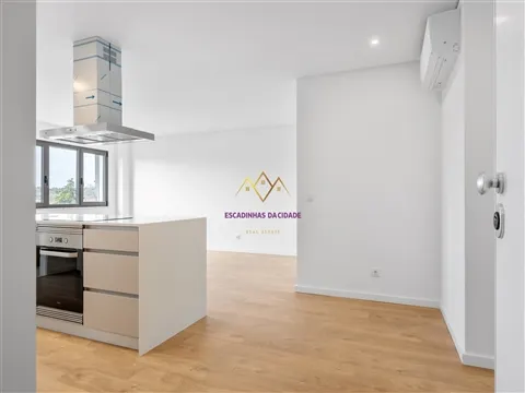 Apartamento T2 com Arrecadação, Conforto, Luz e Tranquilidade