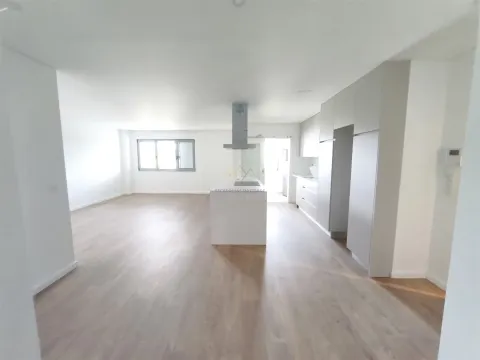 Apartamento T2 com 1 lugar de estacionamento, na Apelação, Loures