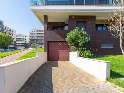 Appartement unique de 3 chambres dans l’urbanisation Terraços da Ponte - vue frontale sur le fleuve