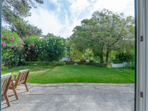 Moradia única à venda numa das melhores ruas de Oeiras