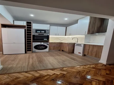 T2 Remodelado a Estrear com Terraço Privativo em Campolide