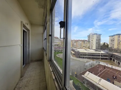 Apartamento T2 em Benfica para remodelar a gosto