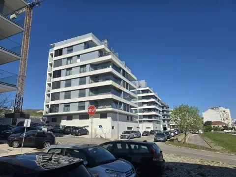 Parcelle de terrain avec projet approuvé et licences à payer à Amadora - Venteira