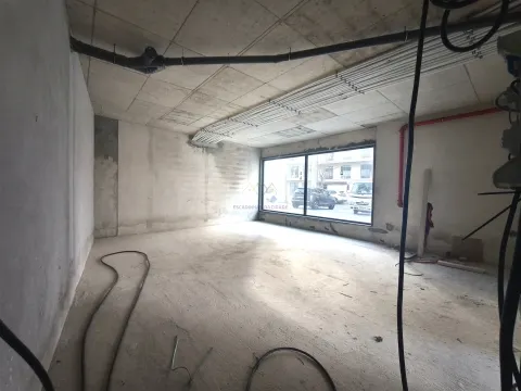 Invista Onde o Crescimento Está a Acontecer – Loja com 2 lugares de estacionamento e Arrecadação