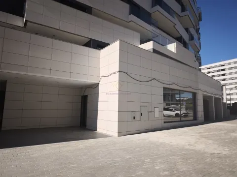 Invista Onde o Crescimento Está a Acontecer – Loja com 2 lugares de estacionamento e Arrecadação