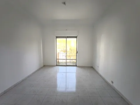 Appartement lumineux de trois chambres avec balcons et débarras au cœur de Carnaxide