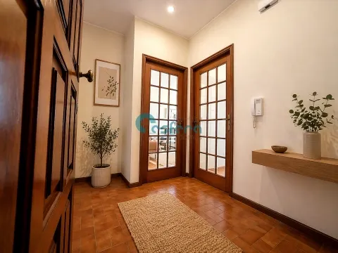 Apartamento T3 com Varandas e Garagem em Santa Marinha, Gaia, Porto