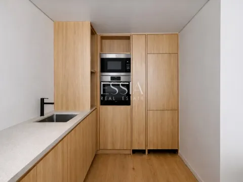 LUXURY 4 bedroom TRIPLEX villa with terrace, garden, swimming pool in the center of Matosinhos Sul