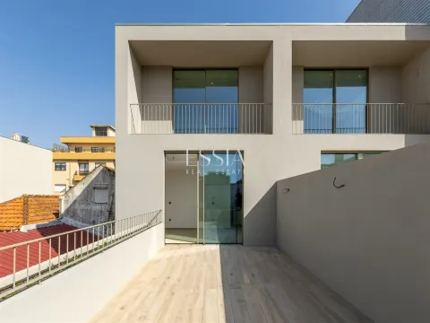 LUXURY 4 bedroom TRIPLEX villa with terrace, garden, swimming pool in the center of Matosinhos Sul