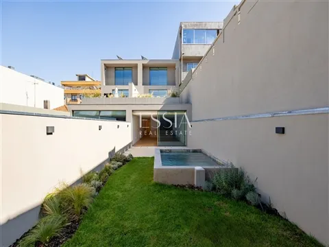 Moradia T4 Triplex com terraço, jardim e piscina no centro de Matosinhos Sul