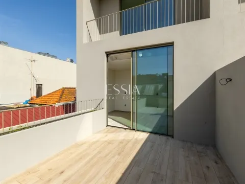 LUXURY 4 bedroom TRIPLEX villa with terrace, garden, swimming pool in the center of Matosinhos Sul