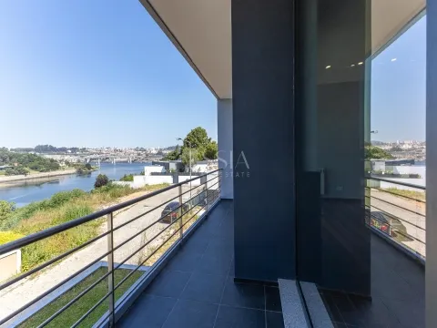 Moradia T4+2 com Varandas e Terraço Vistas Rio Douro