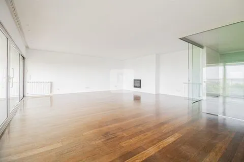 Four bedroom apartment with balcony and sea views in Matosinhos Sul