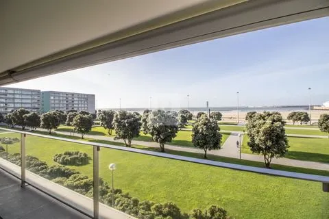 Four bedroom apartment with balcony and sea views in Matosinhos Sul