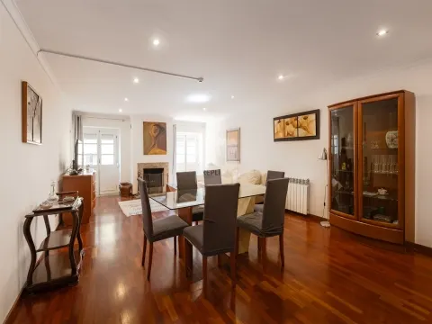 Moradia T3+1 Mobilada no Centro Histórico do Porto com Vistas para Rio Douro