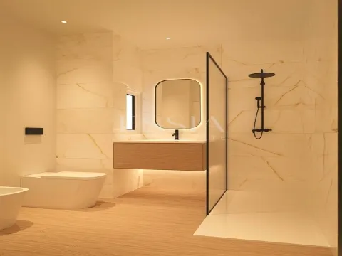 Five bedroom villa with swimming pool and deck at São Félix da Marinha