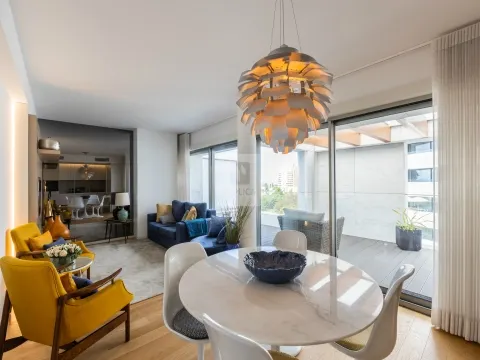 Apartamento T1 Mobilado com Terraço e Vista Mar na Foz