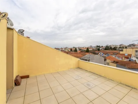 Apartamento triplex reformado de 2 dormitorios con terraza en Serpa Pinto, Oporto