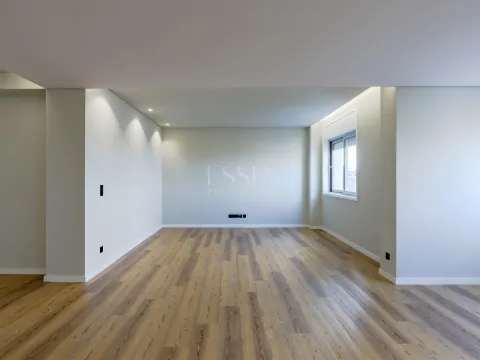 Apartamento T3 com Varanda e Vista Rio em Lordelo