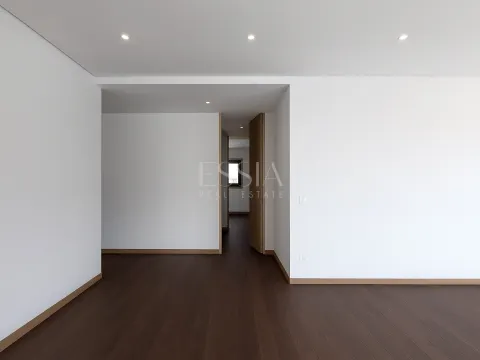 3 Bedroom Apartment with Balcony in Varandas do Foco