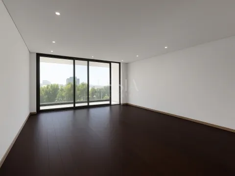 3 Bedroom Apartment with Balcony in Varandas do Foco