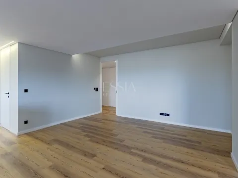 Apartamento T3 com Varanda e Vista Rio em Lordelo