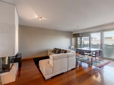 3-Bedroom Apartment in Bessa with Balcony and Box Garage