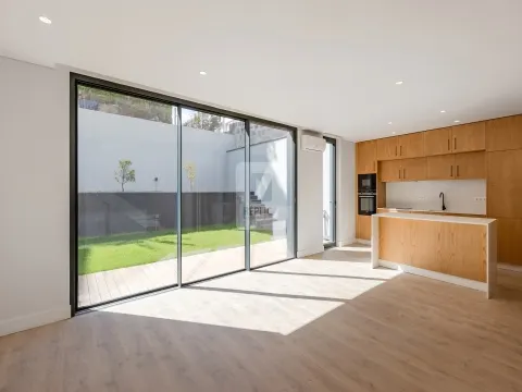 Moradia Geminada T3+1 com Jardim e Três Frentes na Boavista