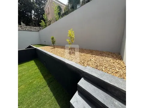 Moradia Geminada T3+1 com Jardim e Três Frentes na Boavista