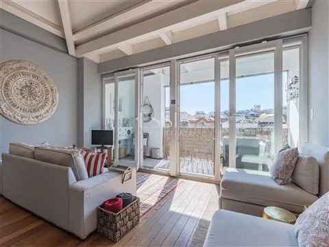 Furnished Mezzanine Studio in Porto with AL Licence