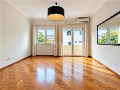 Apartamento T2 Remodelado com Varandas na Boavista