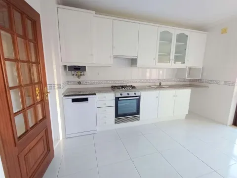 Apartamento T4, para arrendamento ao ano, no Alto do Forno!