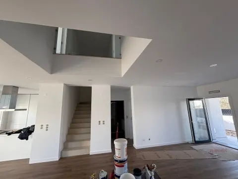 Moradia T4 situada no Pinhal Conde da Cunha com 3 suites, piscina, acabamentos de Alto padrão