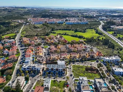 Vende-se Moradia T4 com jardim em Albarraque