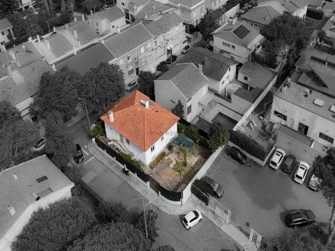 Moradia T3 com amplo logradouro e estacionamento na Pampilheira , Cascais