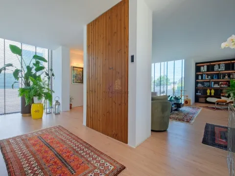 Vende-se Moradia T4 de luxo, com piscina, no exclusivo condomínio “Vale Utopia” em Carnaxide
