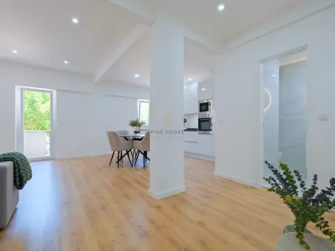 Apartamento T3, com 3 casas de banho, totalmente remodelado, em Benfica