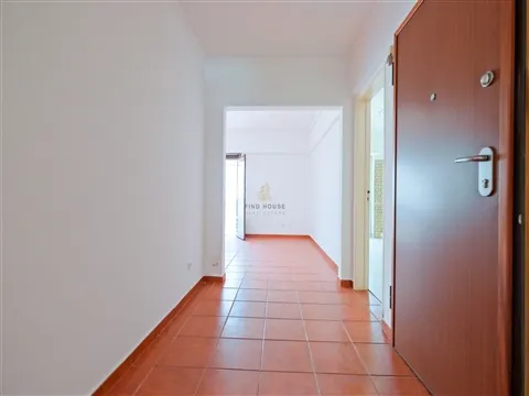 T3 para recuperar, perto da praia Carcavelos -Parede