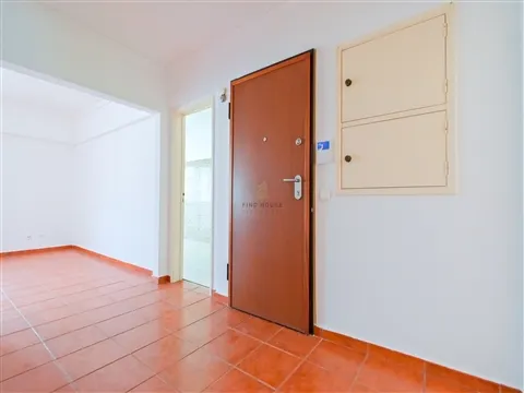 T3 para recuperar, perto da praia Carcavelos -Parede