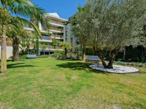 Apartamento T3 em condomínio privado, com terraços e garagem, no Príncipe Real