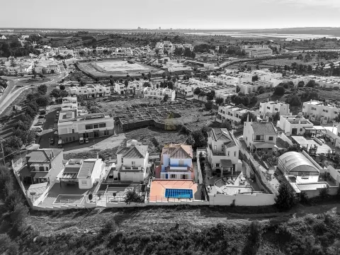 Moradia Independente T4 com garagem box e piscina na Quinta da Cerca, Castro Marim